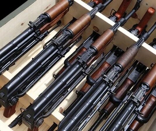 Türkiye genelinde son yıllarda artan silah depoları baskınları, iç güvenlik politikalarının en kritik başlıklarından biri haline gelmiş durumda. Güvenlik güçlerinin yürüttüğü operasyonlar, yasa dışı silahlanmanın önüne geçilmesi ve organize suç yapılarının dağıtılması amacıyla yoğunlaştırılıyor. Özellikle ruhsatsız silah ticareti yapan gruplara yönelik gerçekleştirilen baskınlar, kamu güvenliğinin sağlanması açısından hayati bir rol üstleniyor. Konulu bir haber görseli.