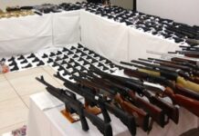 Türkiye genelinde son aylarda art arda düzenlenen operasyonlar, silah kaçakçılığı faaliyetlerine ağır darbe vurdu. Emniyet ve jandarma ekiplerinin koordineli çalışmaları sonucu çok sayıda ruhsatsız tabanca, uzun namlulu silah ve mühimmat ele geçirildi. Yetkililer, yasa dışı yollarla temin edilen bu silahların suç olaylarında kullanılmadan yakalanmasının kamu güvenliği açısından kritik öneme sahip olduğunu vurguluyor. Konulu bir haber görseli.