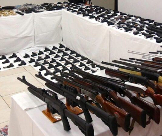 Türkiye genelinde son aylarda art arda düzenlenen operasyonlar, silah kaçakçılığı faaliyetlerine ağır darbe vurdu. Emniyet ve jandarma ekiplerinin koordineli çalışmaları sonucu çok sayıda ruhsatsız tabanca, uzun namlulu silah ve mühimmat ele geçirildi. Yetkililer, yasa dışı yollarla temin edilen bu silahların suç olaylarında kullanılmadan yakalanmasının kamu güvenliği açısından kritik öneme sahip olduğunu vurguluyor. Konulu bir haber görseli.