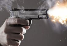 Son yıllarda silahlı saldırılar, hem büyük şehirlerde hem de küçük yerleşim alanlarında kamuoyunun en çok endişe duyduğu güvenlik sorunları arasında yer alıyor. Bireysel ya da organize şekilde gerçekleştirilen bu saldırılar, can kayıplarının yanı sıra toplumda kalıcı bir korku ve güvensizlik ortamı oluşturuyor. Uzmanlar, silahlı saldırıların yalnızca adli bir vaka olarak görülmemesi gerektiğini, sosyal ve psikolojik boyutlarıyla da ele alınmasının zorunlu olduğunu vurguluyor. Konulu bir haber görseli.