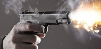 Son yıllarda silahlı saldırılar, hem büyük şehirlerde hem de küçük yerleşim alanlarında kamuoyunun en çok endişe duyduğu güvenlik sorunları arasında yer alıyor. Bireysel ya da organize şekilde gerçekleştirilen bu saldırılar, can kayıplarının yanı sıra toplumda kalıcı bir korku ve güvensizlik ortamı oluşturuyor. Uzmanlar, silahlı saldırıların yalnızca adli bir vaka olarak görülmemesi gerektiğini, sosyal ve psikolojik boyutlarıyla da ele alınmasının zorunlu olduğunu vurguluyor. Konulu bir haber görseli.