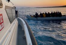 Son yıllarda sınır ihlalleri, hem Türkiye’de hem de dünya genelinde güvenlik gündeminin en üst sıralarında yer alıyor. Kara, deniz ve hava sahalarında yaşanan ihlaller, yalnızca askeri bir mesele olarak değil; diplomatik, ekonomik ve toplumsal etkileri olan çok boyutlu bir sorun olarak değerlendiriliyor. Artan göç hareketleri, bölgesel çatışmalar ve teknolojik imkânların yaygınlaşması, sınır güvenliğini her zamankinden daha karmaşık bir hale getiriyor. Konulu bir haber görseli.