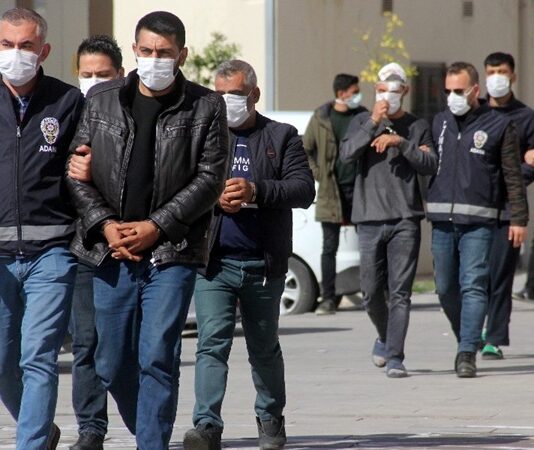 Kent yaşamının en önemli sorunlarından biri haline gelen sokak suçları, günlük hayatın akışını bozarken toplumda güvensizlik hissini de derinleştiriyor. Özellikle büyük şehirlerde artan nüfus, kontrolsüz göç ve ekonomik zorluklar, sokaklarda işlenen suçların çeşitlenmesine ve yaygınlaşmasına neden oluyor. Hırsızlık, gasp, darp ve kapkaç gibi olaylar artık yalnızca belirli bölgelerle sınırlı kalmayıp şehrin farklı noktalarında görülüyor. Konulu bir haber görseli.