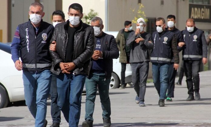 Kent yaşamının en önemli sorunlarından biri haline gelen sokak suçları, günlük hayatın akışını bozarken toplumda güvensizlik hissini de derinleştiriyor. Özellikle büyük şehirlerde artan nüfus, kontrolsüz göç ve ekonomik zorluklar, sokaklarda işlenen suçların çeşitlenmesine ve yaygınlaşmasına neden oluyor. Hırsızlık, gasp, darp ve kapkaç gibi olaylar artık yalnızca belirli bölgelerle sınırlı kalmayıp şehrin farklı noktalarında görülüyor. Konulu bir haber görseli.
