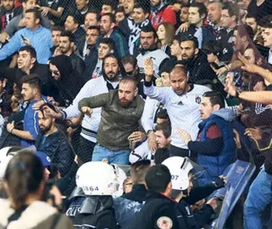 Son yıllarda farklı liglerde ve amatör müsabakalarda yaşanan spor karşılaşması olayları, kamuoyunda geniş yankı uyandırıyor. Futbol başta olmak üzere basketbol ve voleybol maçlarında zaman zaman tribünlerde başlayan gerginlikler, saha içine kadar taşabiliyor. Uzmanlara göre artan rekabet duygusu ve kontrolsüz taraftar davranışları, bu tür taraftar olaylarının temel nedenleri arasında yer alıyor. Konulu bir haber görseli.
