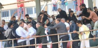 Spor kulübü çatışmaları, son yıllarda hem profesyonel liglerde hem de amatör müsabakalarda dikkat çeken bir toplumsal sorun haline geldi. Rekabetin doğasında bulunan kazanma hırsı, zaman zaman kontrolsüz öfke ve şiddet davranışlarına dönüşebiliyor. Sahada başlayan gerilim, tribünlere ve hatta sokaklara taşarak kamu düzenini tehdit eden olaylara yol açabiliyor. Konulu bir haber görseli.