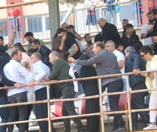 Spor kulübü çatışmaları, son yıllarda hem profesyonel liglerde hem de amatör müsabakalarda dikkat çeken bir toplumsal sorun haline geldi. Rekabetin doğasında bulunan kazanma hırsı, zaman zaman kontrolsüz öfke ve şiddet davranışlarına dönüşebiliyor. Sahada başlayan gerilim, tribünlere ve hatta sokaklara taşarak kamu düzenini tehdit eden olaylara yol açabiliyor. Konulu bir haber görseli.