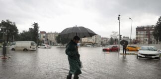 Son yıllarda Türkiye’nin farklı bölgelerinde etkisini artıran su baskınları, hem can hem de mal kaybına yol açan ciddi afetler arasında yer alıyor. Özellikle ani ve yoğun yağış sonrası meydana gelen taşkınlar, altyapı yetersizliklerini ve plansız kentleşmenin sonuçlarını gözler önüne seriyor. Uzmanlar, iklim değişikliğiyle birlikte aşırı hava olaylarının daha sık yaşandığını ve bu durumun sel felaketi riskini büyüttüğünü ifade ediyor. Konulu bir haber görseli.