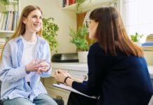 Toplumda yaşanan her suç, yalnızca fail ve adli süreçle sınırlı kalmıyor; aynı zamanda mağdurların hayatında derin izler bırakıyor. Uzmanlara göre suç sonrası yaşanan travma, bireyin sosyal hayatını, iş yaşamını ve psikolojik dengesini doğrudan etkileyebiliyor. Bu nedenle son yıllarda geliştirilen destek programları, mağdurların yeniden hayata tutunmasında kritik bir rol üstleniyor. Konulu bir haber görseli.