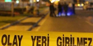 Suçla mücadelede en kritik aşamalardan biri, suç mahallinden toplanan delillerin analizi sürecidir. Bir olayın aydınlatılması, çoğu zaman tanık ifadelerinden çok, geride bırakılan izlerin doğru şekilde okunmasına bağlıdır. Bu nedenle modern kriminal inceleme yöntemleri, adalet sisteminin temel yapı taşlarından biri haline gelmiştir. Güvenlik güçleri ve adli birimler, suç mahallinde elde edilen her ayrıntıyı titizlikle değerlendirerek gerçeğe ulaşmayı hedefler. Konulu bir haber görseli.