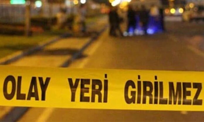 Suç Mahallinden Toplanan Delillerin Analizi Adaletin Sessiz Tanıkları Suçla mücadelede en kritik aşamalardan biri, suç mahallinden toplanan delillerin analizi sürecidir. Bir olayın aydınlatılması, çoğu zaman tanık ifadelerinden çok, geride bırakılan izlerin doğru şekilde okunmasına bağlıdır. Bu nedenle modern kriminal inceleme yöntemleri, adalet sisteminin temel yapı taşlarından biri haline gelmiştir. Güvenlik güçleri ve adli birimler, suç mahallinde elde edilen her ayrıntıyı titizlikle değerlendirerek gerçeğe ulaşmayı hedefler. Konulu bir haber görseli.