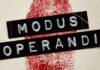 Suç Modus Operandi Ve Adli Süreçlerde Suçun Çözülmesindeki Rolü Suçların aydınlatılmasında yalnızca delillerin bulunması değil, suçun nasıl işlendiğinin anlaşılması da büyük önem taşır. Bu noktada suç modus operandi kavramı devreye girer. Modus operandi, failin bir suçu işlerken benimsediği yöntemleri, alışkanlıkları ve davranış biçimini ifade eder. Adli süreçlerde bu kavram, suçun arkasındaki zihinsel ve pratik yapıyı çözümlemede temel bir araç olarak kullanılır. Konulu bir haber görseli.