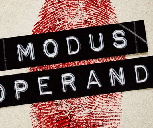 Suçların aydınlatılmasında yalnızca delillerin bulunması değil, suçun nasıl işlendiğinin anlaşılması da büyük önem taşır. Bu noktada suç modus operandi kavramı devreye girer. Modus operandi, failin bir suçu işlerken benimsediği yöntemleri, alışkanlıkları ve davranış biçimini ifade eder. Adli süreçlerde bu kavram, suçun arkasındaki zihinsel ve pratik yapıyı çözümlemede temel bir araç olarak kullanılır. Konulu bir haber görseli.