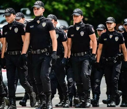 Suç Önleme Politikaları Toplumsal Güvenliğin Temel Dayanağı Toplumların güvenli ve sürdürülebilir bir yapıya kavuşmasında suç önleme politikaları hayati bir rol oynuyor. Suçla mücadelede yalnızca cezalandırmaya dayalı yöntemlerin yeterli olmadığı, modern hukuk ve güvenlik anlayışı içinde artık net biçimde kabul ediliyor. Bu nedenle devletler ve yerel yönetimler, suç ortaya çıkmadan önce riskleri azaltmayı hedefleyen politikalar geliştirmeye odaklanıyor. Konulu bir haber görseli.