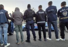 Suç örgütleri, birden fazla kişinin planlı ve sürekli şekilde bir araya gelerek suç işlemeyi amaçladığı yapılar olarak tanımlanır. Suç örgütleri, bireysel suçlardan farklı olarak organize hareket etme, görev paylaşımı yapma ve süreklilik arz etme özellikleriyle dikkat çeker. Bu yönüyle yalnızca tekil mağdurları değil, toplumun genel güvenliğini ve kamu düzenini de doğrudan tehdit eder. Konulu bir haber görseli.