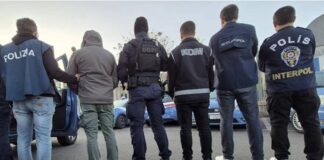 Suç örgütleri, birden fazla kişinin planlı ve sürekli şekilde bir araya gelerek suç işlemeyi amaçladığı yapılar olarak tanımlanır. Suç örgütleri, bireysel suçlardan farklı olarak organize hareket etme, görev paylaşımı yapma ve süreklilik arz etme özellikleriyle dikkat çeker. Bu yönüyle yalnızca tekil mağdurları değil, toplumun genel güvenliğini ve kamu düzenini de doğrudan tehdit eder. Konulu bir haber görseli.