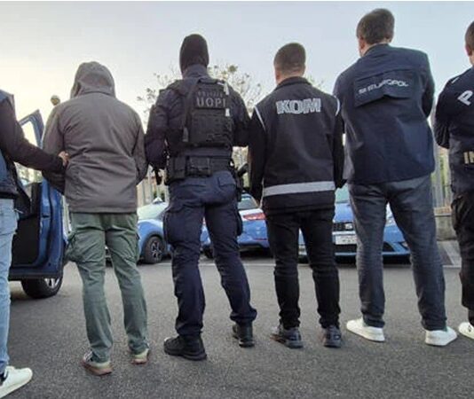 Suç örgütleri, birden fazla kişinin planlı ve sürekli şekilde bir araya gelerek suç işlemeyi amaçladığı yapılar olarak tanımlanır. Suç örgütleri, bireysel suçlardan farklı olarak organize hareket etme, görev paylaşımı yapma ve süreklilik arz etme özellikleriyle dikkat çeker. Bu yönüyle yalnızca tekil mağdurları değil, toplumun genel güvenliğini ve kamu düzenini de doğrudan tehdit eder. Konulu bir haber görseli.