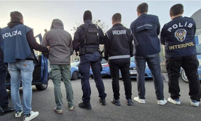 Suç örgütleri, birden fazla kişinin planlı ve sürekli şekilde bir araya gelerek suç işlemeyi amaçladığı yapılar olarak tanımlanır. Suç örgütleri, bireysel suçlardan farklı olarak organize hareket etme, görev paylaşımı yapma ve süreklilik arz etme özellikleriyle dikkat çeker. Bu yönüyle yalnızca tekil mağdurları değil, toplumun genel güvenliğini ve kamu düzenini de doğrudan tehdit eder. Konulu bir haber görseli.