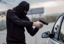 Suç olgusunun yalnızca hukuki değil, aynı zamanda psikolojik bir boyutu olduğu artık yaygın biçimde kabul ediliyor. Bu noktada suç psikolojisi, bireylerin neden suç işlediğini, hangi koşullarda bu davranışlara yöneldiğini ve suç sonrası süreçlerde nasıl tepkiler verdiğini anlamaya odaklanıyor. Toplumda artan suç oranları, bu alanın önemini her geçen gün daha görünür hale getiriyor. Konulu bir haber görseli.