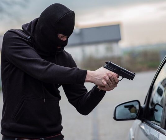 Suç olgusunun yalnızca hukuki değil, aynı zamanda psikolojik bir boyutu olduğu artık yaygın biçimde kabul ediliyor. Bu noktada suç psikolojisi, bireylerin neden suç işlediğini, hangi koşullarda bu davranışlara yöneldiğini ve suç sonrası süreçlerde nasıl tepkiler verdiğini anlamaya odaklanıyor. Toplumda artan suç oranları, bu alanın önemini her geçen gün daha görünür hale getiriyor. Konulu bir haber görseli.