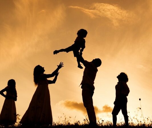 Suç olgusunun nedenleri incelendiğinde, bireysel tercihler kadar kişinin yetiştiği çevrenin de belirleyici olduğu görülmektedir. Bu çevrenin merkezinde ise aile yer alır. Aile, bireyin ilk sosyal deneyimlerini yaşadığı, değer yargılarını öğrendiği ve davranış kalıplarını şekillendirdiği temel kurumdur. Bu nedenle suç ve aile arasındaki ilişki, suçun anlaşılması ve önlenmesi açısından kritik bir öneme sahiptir. Konulu bir haber görseli.