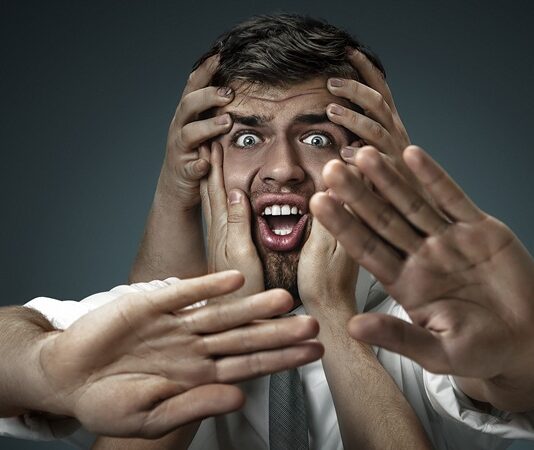 Suç ve Psikopatoloji Toplumsal Davranışların Karanlık Yüzünü Gözler Önüne Seriyor Modern toplumlarda suç olgusu yalnızca hukuki bir ihlal olarak değil, aynı zamanda bireyin ruhsal yapısıyla ilişkili çok katmanlı bir mesele olarak ele alınıyor. Bu noktada suç ve psikopatoloji kavramları arasındaki bağ giderek daha fazla dikkat çekiyor. Psikolojik bozukluklar, kişilik yapıları ve çevresel etkenler, suç davranışının oluşumunda önemli rol oynayabiliyor. Uzmanlar, suçun yalnızca cezai yaptırımlarla değil, psikolojik boyutlarıyla da değerlendirilmesi gerektiğini vurguluyor. Konulu haber görseli.