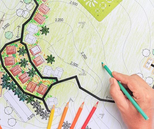 Büyüyen kent nüfusu ve hızlı yapılaşma, şehirlerin yalnızca fiziksel görünümünü değil, toplumsal yapısını da doğrudan etkiliyor. Uzmanlara göre suç oranları ile şehir planlaması arasında güçlü bir ilişki bulunuyor. Plansız büyüme, yetersiz aydınlatma, terk edilmiş alanlar ve sosyal donatı eksikliği gibi unsurlar, güvenlik risklerini artırabiliyor. Konulu bir haber görseli.