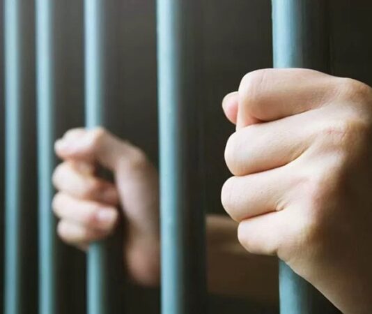 Küreselleşen dünyada suçların sınır tanımaması, devletleri ortak hukuki çözümler üretmeye zorluyor. Bu noktada suçluların iadesi, bir ülkede suç işleyip başka bir ülkeye kaçan kişilerin adalet önüne çıkarılmasını sağlayan en önemli hukuki mekanizmalardan biri olarak öne çıkıyor. Devletler arası ilişkilerin hassas dengeleri içinde yürütülen bu süreç, hem hukuki hem de siyasi boyutlarıyla dikkat çekiyor. Konulu bir haber görseli.