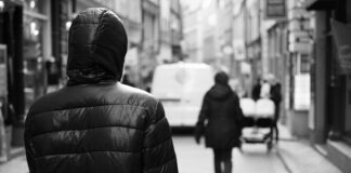 Suçluların İzlenmesi Güvenlik Politikalarında Yeni Dönem Suçluların izlenmesi, modern güvenlik anlayışının en kritik unsurlarından biri haline gelmiş durumda. Artan nüfus, şehirleşme ve dijitalleşme ile birlikte suç türlerinin çeşitlenmesi, güvenlik birimlerini daha gelişmiş takip yöntemlerine yöneltiyor. Suçluların izlenmesi, yalnızca suç işlendikten sonra değil, suçun önlenmesi aşamasında da büyük önem taşıyor. Bu nedenle izleme faaliyetleri, kamu güvenliğinin sağlanmasında stratejik bir araç olarak değerlendiriliyor. Konulu bir haber görseli.