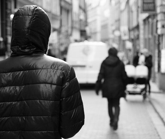 Suçluların izlenmesi, modern güvenlik anlayışının en kritik unsurlarından biri haline gelmiş durumda. Artan nüfus, şehirleşme ve dijitalleşme ile birlikte suç türlerinin çeşitlenmesi, güvenlik birimlerini daha gelişmiş takip yöntemlerine yöneltiyor. Suçluların izlenmesi, yalnızca suç işlendikten sonra değil, suçun önlenmesi aşamasında da büyük önem taşıyor. Bu nedenle izleme faaliyetleri, kamu güvenliğinin sağlanmasında stratejik bir araç olarak değerlendiriliyor. Konulu bir haber görseli.