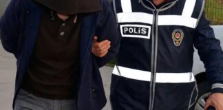 Toplumların huzur ve düzen içinde yaşayabilmesi, yalnızca yasaların varlığıyla değil bu yasaların etkin şekilde uygulanmasıyla mümkün olur. Bu noktada suçluların yakalanması, kamu düzeninin korunması ve vatandaşların kendini güvende hissetmesi açısından hayati bir rol üstlenir. Güvenli bir toplum yapısı, suçun önlenmesi kadar işlenen suçlara hızlı ve etkili müdahale edilmesini de zorunlu kılar. Özellikle büyük şehirlerde artan nüfus ve karmaşık yaşam biçimleri, suçla mücadelede daha sistemli yaklaşımları gündeme getirir. Konulu bir haber görseli.