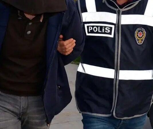 Toplumların huzur ve düzen içinde yaşayabilmesi, yalnızca yasaların varlığıyla değil bu yasaların etkin şekilde uygulanmasıyla mümkün olur. Bu noktada suçluların yakalanması, kamu düzeninin korunması ve vatandaşların kendini güvende hissetmesi açısından hayati bir rol üstlenir. Güvenli bir toplum yapısı, suçun önlenmesi kadar işlenen suçlara hızlı ve etkili müdahale edilmesini de zorunlu kılar. Özellikle büyük şehirlerde artan nüfus ve karmaşık yaşam biçimleri, suçla mücadelede daha sistemli yaklaşımları gündeme getirir. Konulu bir haber görseli.