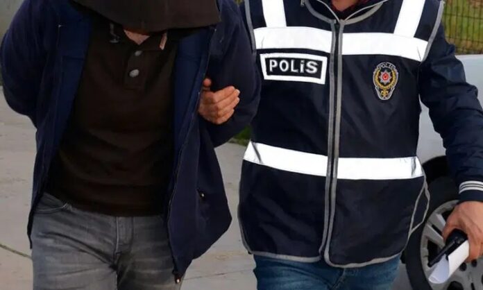 Toplumların huzur ve düzen içinde yaşayabilmesi, yalnızca yasaların varlığıyla değil bu yasaların etkin şekilde uygulanmasıyla mümkün olur. Bu noktada suçluların yakalanması, kamu düzeninin korunması ve vatandaşların kendini güvende hissetmesi açısından hayati bir rol üstlenir. Güvenli bir toplum yapısı, suçun önlenmesi kadar işlenen suçlara hızlı ve etkili müdahale edilmesini de zorunlu kılar. Özellikle büyük şehirlerde artan nüfus ve karmaşık yaşam biçimleri, suçla mücadelede daha sistemli yaklaşımları gündeme getirir. Konulu bir haber görseli.