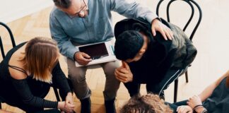 Toplumların geleceği olarak görülen genç nüfus, sosyal ve ekonomik koşullardan en hızlı etkilenen kesimlerin başında geliyor. Uzmanlara göre artan suç oranları, özellikle risk altındaki gençler üzerinde kalıcı izler bırakabiliyor. Eğitimden aile yapısına, çevresel faktörlerden dijital dünyaya kadar birçok unsur, gençlerin suçla karşılaşma ihtimalini artırabiliyor ya da azaltabiliyor. Konulu bir haber görseli.