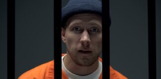 Suç olgusu yalnızca bireysel bir hukuk ihlali olarak değerlendirilmez; aynı zamanda toplumun tüm katmanlarını etkileyen derin ve çok boyutlu bir sosyal sorundur. Suçun sosyal etkileri, bireylerin gündelik yaşam algısından toplumsal güven duygusuna, ekonomik dengelerden kültürel yapıya kadar geniş bir alanda hissedilir. Bu etkiler çoğu zaman doğrudan görülmese de uzun vadede toplumun ruh hâlini ve birlikte yaşama kültürünü ciddi biçimde dönüştürür. Özellikle kentleşmenin hızlandığı, sosyal eşitsizliklerin arttığı dönemlerde suçun yarattığı toplumsal sonuçlar daha belirgin hâle gelir. Konulu bir haber görseli.