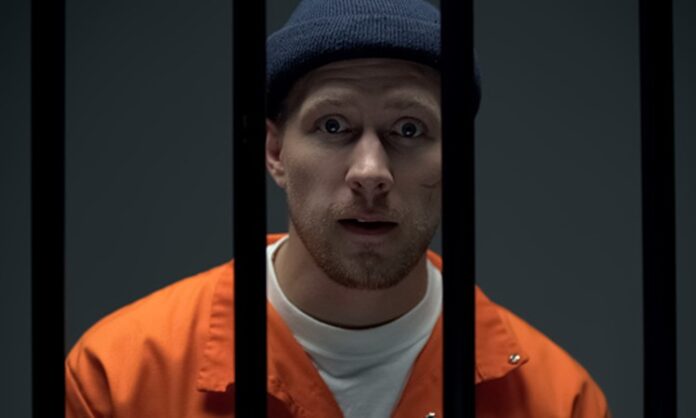 Suç olgusu yalnızca bireysel bir hukuk ihlali olarak değerlendirilmez; aynı zamanda toplumun tüm katmanlarını etkileyen derin ve çok boyutlu bir sosyal sorundur. Suçun sosyal etkileri, bireylerin gündelik yaşam algısından toplumsal güven duygusuna, ekonomik dengelerden kültürel yapıya kadar geniş bir alanda hissedilir. Bu etkiler çoğu zaman doğrudan görülmese de uzun vadede toplumun ruh hâlini ve birlikte yaşama kültürünü ciddi biçimde dönüştürür. Özellikle kentleşmenin hızlandığı, sosyal eşitsizliklerin arttığı dönemlerde suçun yarattığı toplumsal sonuçlar daha belirgin hâle gelir. Konulu bir haber görseli.