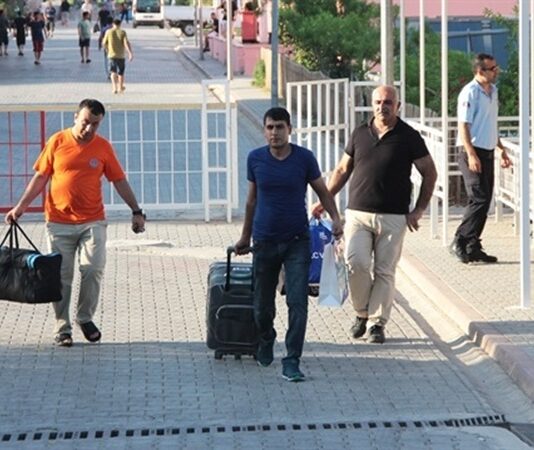 Yargı süreçlerinin en çok dikkat çeken aşamalarından biri olan tahliye olayları, hem hukuki hem de toplumsal açıdan yoğun tartışmalara konu olmaktadır. Tutuklu ya da hükümlü kişilerin serbest bırakılması anlamına gelen tahliye, yalnızca bir karar değil; özgürlük, güvenlik ve adalet dengesinin yeniden kurulmasıdır. Bu nedenle her tahliye kararı, kamuoyunda geniş yankı uyandırır ve yargı sisteminin işleyişine dair soruları da beraberinde getirir. Konulu bir haber görseli.
