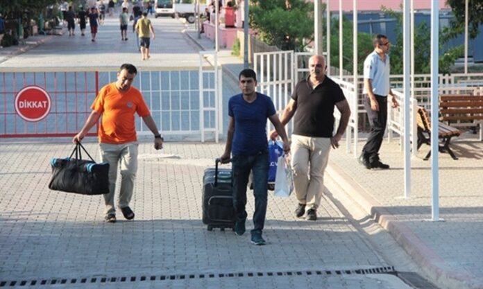 Yargı süreçlerinin en çok dikkat çeken aşamalarından biri olan tahliye olayları, hem hukuki hem de toplumsal açıdan yoğun tartışmalara konu olmaktadır. Tutuklu ya da hükümlü kişilerin serbest bırakılması anlamına gelen tahliye, yalnızca bir karar değil; özgürlük, güvenlik ve adalet dengesinin yeniden kurulmasıdır. Bu nedenle her tahliye kararı, kamuoyunda geniş yankı uyandırır ve yargı sisteminin işleyişine dair soruları da beraberinde getirir. Konulu bir haber görseli.