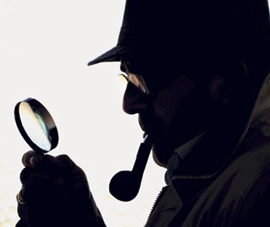 Günümüzde teknolojinin hızla gelişmesiyle birlikte takip ve izleme olayları, bireylerin günlük yaşamını doğrudan etkileyen önemli bir güvenlik ve mahremiyet sorununa dönüştü. Fiziksel takipten dijital izlemeye kadar uzanan geniş bir yelpazede gerçekleşen bu olaylar, çoğu zaman fark edilmeden ilerliyor ve ciddi psikolojik sonuçlar doğurabiliyor. Toplumda güven duygusunu zedeleyen bu durum, hem bireysel hem de hukuki boyutlarıyla giderek daha fazla tartışılıyor. Konulu bir haber görseli.