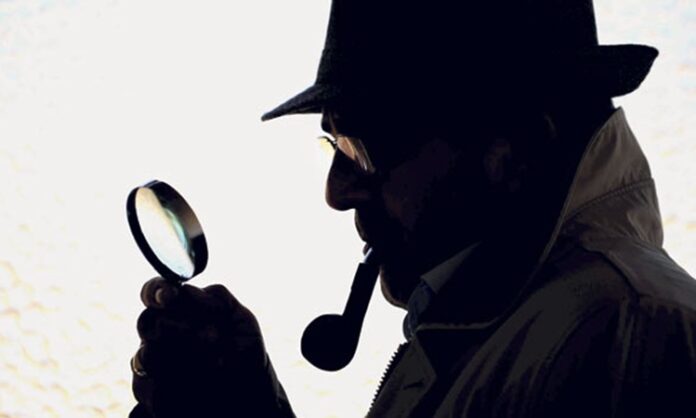 Günümüzde teknolojinin hızla gelişmesiyle birlikte takip ve izleme olayları, bireylerin günlük yaşamını doğrudan etkileyen önemli bir güvenlik ve mahremiyet sorununa dönüştü. Fiziksel takipten dijital izlemeye kadar uzanan geniş bir yelpazede gerçekleşen bu olaylar, çoğu zaman fark edilmeden ilerliyor ve ciddi psikolojik sonuçlar doğurabiliyor. Toplumda güven duygusunu zedeleyen bu durum, hem bireysel hem de hukuki boyutlarıyla giderek daha fazla tartışılıyor. Konulu bir haber görseli.