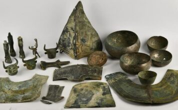 Kültür varlıkları, bir toplumun geçmişten bugüne taşıdığı en önemli ortak değerler arasında yer alır. Müzelerde sergilenen eserlerden ibadethanelerdeki tarihi objelere, arkeolojik alanlardan yazma eserlere kadar geniş bir alanı kapsayan bu miras, yalnızca estetik ya da maddi bir anlam taşımaz. Kültür varlıkları hırsızlığı, bu ortak hafızaya doğrudan zarar veren ve etkileri uzun yıllar süren ciddi bir suç türü olarak değerlendirilir. Bir eserin çalınması, sadece fiziksel bir kayıp değil; tarihsel bağlamın, kültürel sürekliliğin ve toplumsal belleğin zedelenmesi anlamına gelir. Konulu bir haber görseli.