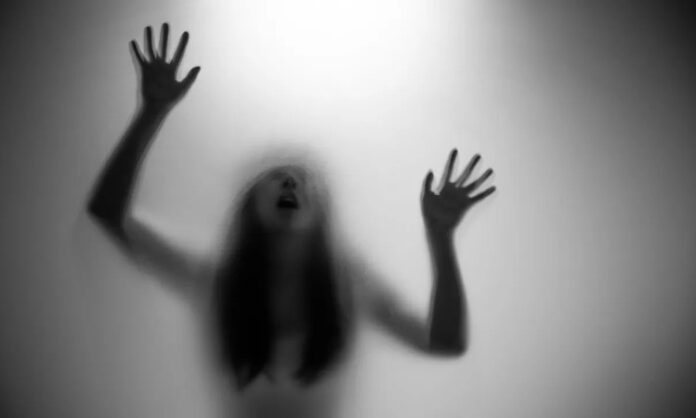 Tecavüz suçu, bireyin cinsel dokunulmazlığına ve kişilik haklarına yönelik en ağır saldırılardan biri olarak kabul edilir. Bu suç, yalnızca mağdurun beden bütünlüğünü değil, ruhsal sağlığını ve toplumsal yaşama katılımını da derinden etkiler. Tecavüz, modern hukuk sistemlerinde ağır yaptırımlara bağlanmış olsa da, hâlâ toplumsal farkındalık ve adaletin etkin uygulanması konusunda önemli tartışmaların merkezinde yer almaktadır. Konulu bir haber görseli.