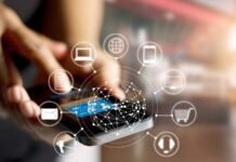 Günümüzde cep telefonları, sabit hatlar ve internet tabanlı iletişim araçları hayatın vazgeçilmez bir parçası haline gelmiş durumda. Ancak bu hızlı dijitalleşme süreci, beraberinde ciddi güvenlik sorunlarını da getiriyor. Son yıllarda telekomünikasyon dolandırıcılığı, bireyleri ve kurumları hedef alan en yaygın suç türlerinden biri olarak öne çıkıyor. Telefon aramaları, SMS’ler ve internet üzerinden yapılan iletişimler aracılığıyla gerçekleştirilen bu dolandırıcılık yöntemleri, maddi kayıpların yanı sıra psikolojik baskıya da neden oluyor. Konulu bir haber görseli.