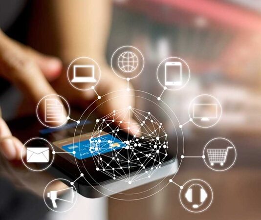 Günümüzde cep telefonları, sabit hatlar ve internet tabanlı iletişim araçları hayatın vazgeçilmez bir parçası haline gelmiş durumda. Ancak bu hızlı dijitalleşme süreci, beraberinde ciddi güvenlik sorunlarını da getiriyor. Son yıllarda telekomünikasyon dolandırıcılığı, bireyleri ve kurumları hedef alan en yaygın suç türlerinden biri olarak öne çıkıyor. Telefon aramaları, SMS’ler ve internet üzerinden yapılan iletişimler aracılığıyla gerçekleştirilen bu dolandırıcılık yöntemleri, maddi kayıpların yanı sıra psikolojik baskıya da neden oluyor. Konulu bir haber görseli.