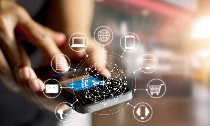 Man using mobile payments online shopping and icon customer network Günümüzde cep telefonları, sabit hatlar ve internet tabanlı iletişim araçları hayatın vazgeçilmez bir parçası haline gelmiş durumda. Ancak bu hızlı dijitalleşme süreci, beraberinde ciddi güvenlik sorunlarını da getiriyor. Son yıllarda telekomünikasyon dolandırıcılığı, bireyleri ve kurumları hedef alan en yaygın suç türlerinden biri olarak öne çıkıyor. Telefon aramaları, SMS’ler ve internet üzerinden yapılan iletişimler aracılığıyla gerçekleştirilen bu dolandırıcılık yöntemleri, maddi kayıpların yanı sıra psikolojik baskıya da neden oluyor. Konulu bir haber görseli.
