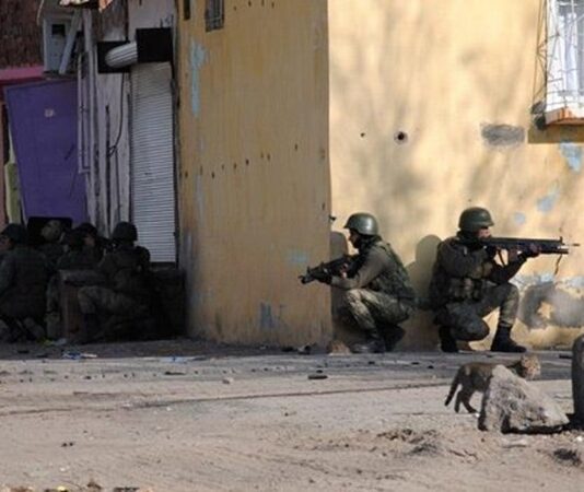 Terör, yalnızca can kayıplarına yol açan bir güvenlik sorunu değil, aynı zamanda toplumların huzurunu, devletlerin egemenliğini ve bölgesel istikrarı hedef alan çok boyutlu bir tehdittir. Bu nedenle terör örgütlerine yönelik operasyonlar, modern devletlerin güvenlik politikalarında merkezi bir yer tutmaktadır. Güvenlik güçleri tarafından yürütülen bu operasyonlar, terör örgütlerinin eylem kapasitesini azaltmayı, lojistik ağlarını dağıtmayı ve toplumu tehdit eden unsurları etkisiz hale getirmeyi amaçlamaktadır. Konulu bir haber görseli.