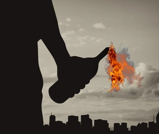 Terör saldırıları, günümüz dünyasında yalnızca güvenlik güçlerinin değil, toplumların tamamının gündemini etkileyen en önemli tehditlerden biri olarak öne çıkıyor. Farklı coğrafyalarda, farklı yöntemlerle ortaya çıkan bu saldırılar; siyasal, ekonomik ve sosyal dengeleri derinden sarsabiliyor. Uzmanlar, terör saldırılarının yalnızca fiziksel kayıplarla sınırlı kalmadığını, uzun vadede toplumsal psikoloji üzerinde de ciddi etkiler yarattığını vurguluyor. Konulu bir haber görseli.