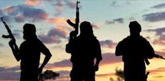 Terörizm suçu, modern dünyada devletlerin güvenliğini, toplumların huzurunu ve bireylerin yaşam hakkını doğrudan tehdit eden en ağır suç tipleri arasında yer alıyor. Siyasi, ideolojik, dini ya da benzeri saiklerle gerçekleştirilen bu eylemler, yalnızca hedef alınan kişi ya da kurumlarla sınırlı kalmayıp geniş kitleler üzerinde korku ve panik yaratmayı amaçlıyor. Bu yönüyle terörizm, bireysel bir suçtan çok, toplumsal düzeni hedef alan organize bir şiddet biçimi olarak değerlendiriliyor. Konulu bir haber görseli.