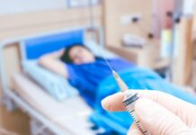 Sağlık hizmetleri, toplumun her kesimini doğrudan etkileyen ve hayati önem taşıyan bir alan olarak öne çıkıyor. Bu alanın merkezinde yer alan tıbbi müdahale, hastaların yaşam kalitesini artırmayı ve hayat kurtarmayı amaçlayan uygulamaların bütününü ifade ediyor. Ancak son yıllarda kamuoyuna yansıyan tıbbi müdahale olayları, sağlık sisteminin işleyişi, hekim-hasta ilişkisi ve etik sınırlar hakkında yoğun tartışmaları beraberinde getiriyor. Konulu bir haber görseli.