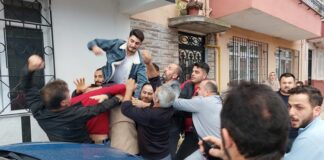 Toplu kavgalar, son yıllarda kent merkezlerinden kırsal alanlara kadar pek çok bölgede kamu düzenini bozan olaylar arasında öne çıkıyor. Farklı sosyal, ekonomik ve psikolojik nedenlerle ortaya çıkan bu olaylar, yalnızca kavgaya karışan bireyleri değil, çevrede bulunan vatandaşları da doğrudan etkiliyor. Toplu kavgalar, bireysel bir şiddet eylemi olmanın ötesine geçerek, toplumun genel huzurunu sarsan bir güvenlik problemine dönüşüyor. Konulu bir haber görseli.